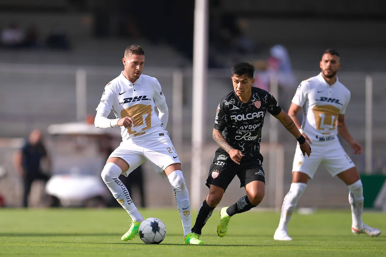Los auriazules amenazaron en varias ocasiones con anotar el primer gol, pero la figura de Luis Malagón impidió hasta en tres ocasiones que lo lograran.