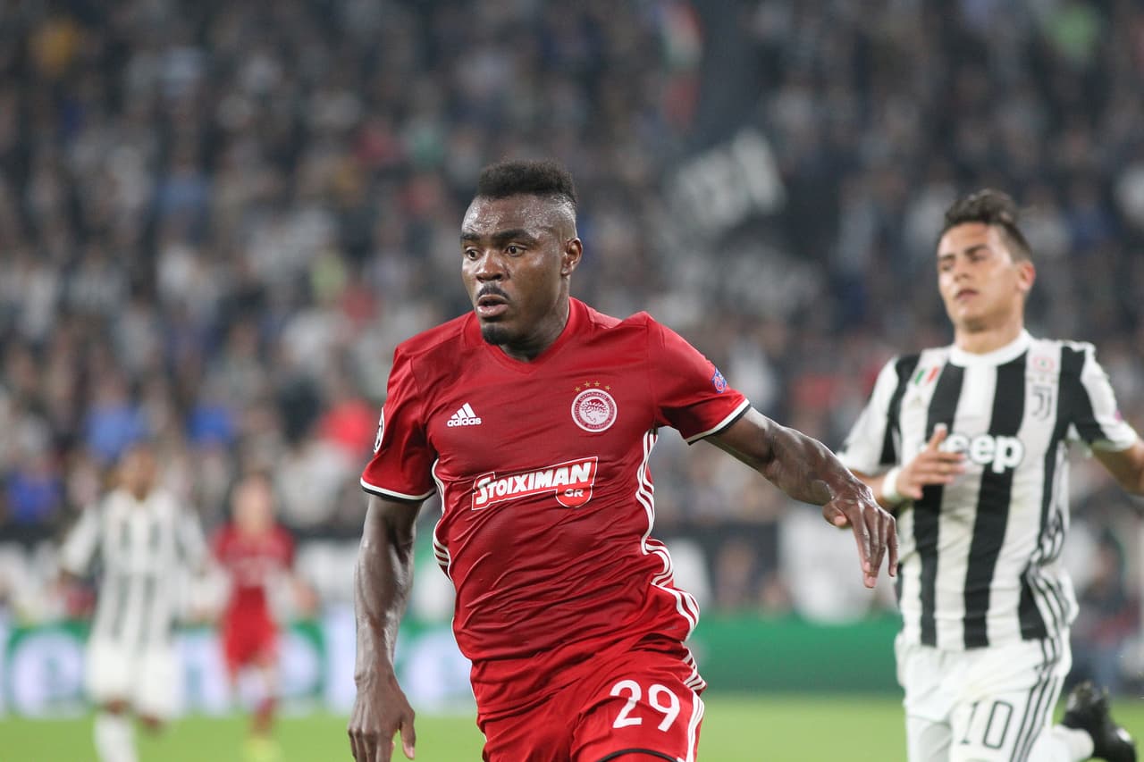 Emmanuel Emenike: tras su paso por el Olympiacos, el delantero nigeriano no tiene equipo. Aunque ha jugado en Ligas importantes de Europa, su recordación es por casarse con Miss Nigeria 2013 y dejarla para casarse con Miss Nigeria 2015.