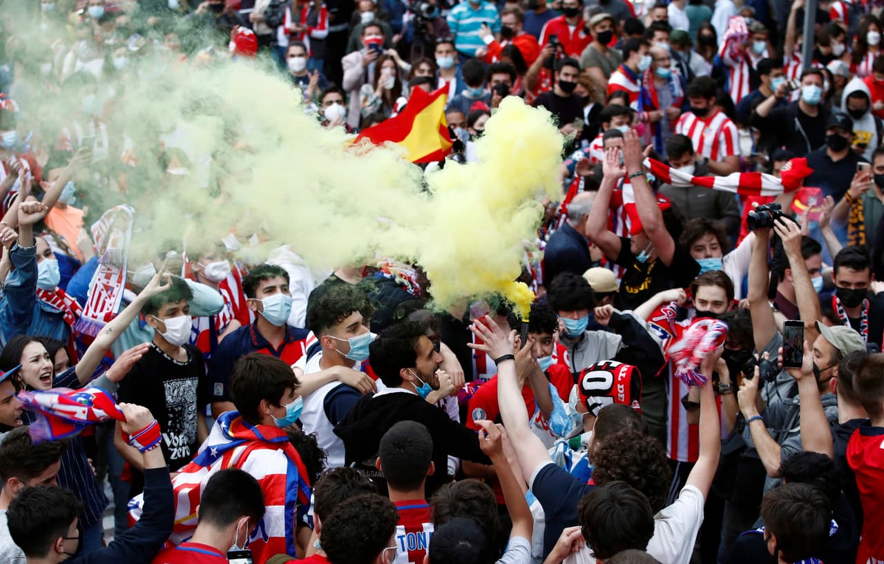 Centenares de aficionados del Atlético de Madrid se reunieron en la fuente de Neptuno para celeberar el título liguero conseguido por el club.