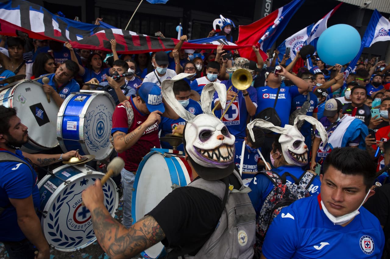 Simplemente espectacular... Miles de fans de la Máquina celeste dieron una histórica bienvenida a su equipo en el Azteca. ¡Qué imágenes!