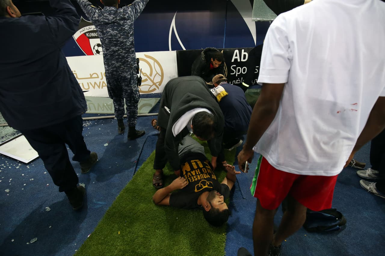40 personas resultaron heridas por la caída de una barrera del estadio de Kuwait City, al término de la final de la Gulf Cup, que midió a Omán con Emiratos Árabes Unidos.