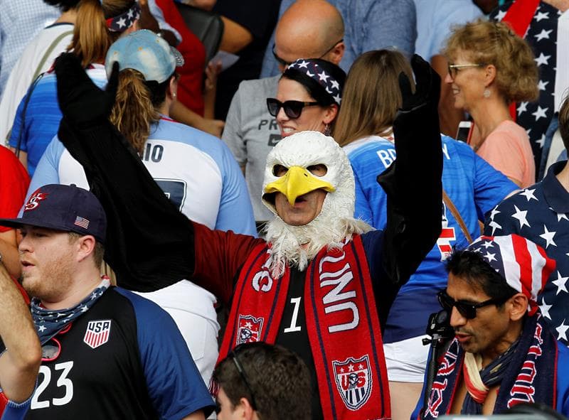 La fiesta entre los hinchas incluso trajo a a tribuna a la emblemática águila calva, símbolo y orgullo de Estados Unidos que en este caso por medio de un hincha pisó Cuba.
