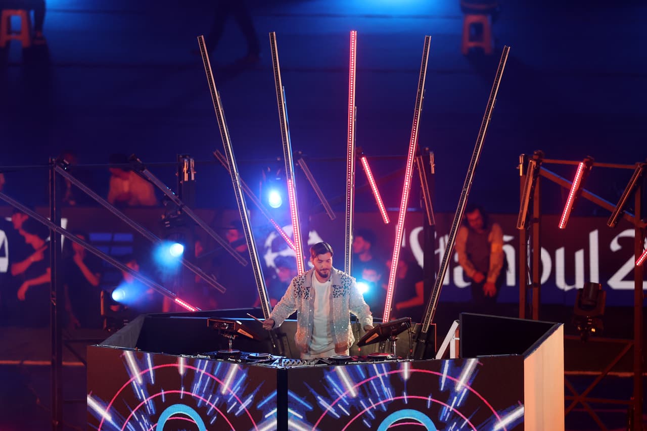 El show previo al inicio de la Final de la UEFA Champions League fue espectacular, la afición también da color al encuentro en Estambul.