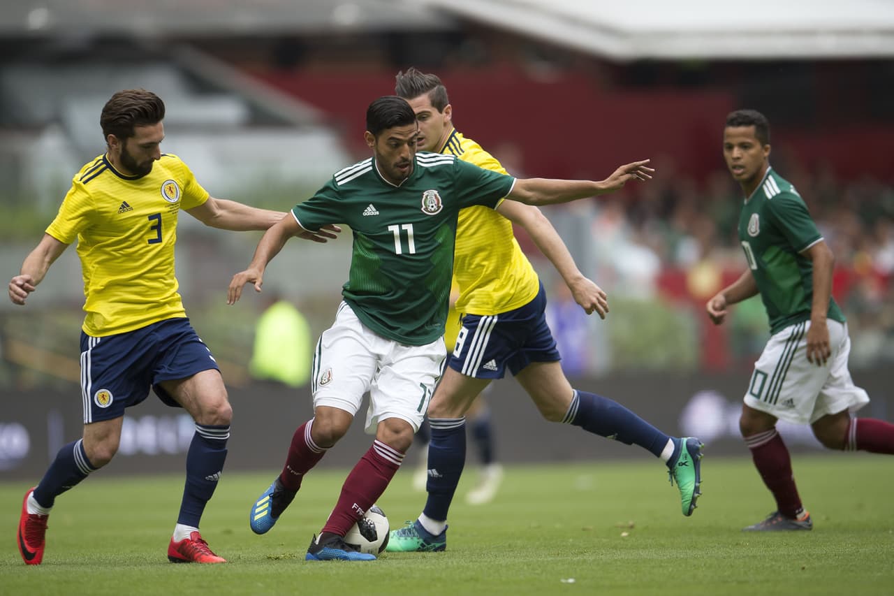 Pero fue el Tri el equipo que tomó la iniciativa y también las acciones de peligro en los primeros 10 minutos del cotejo, con jugadas como esta en la que participa Carlos Vela ante la marca del rival.