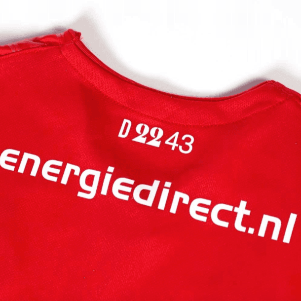 El equipo de Eindhoven ha dado a conocer su jersey principal de la próxima temporada. El clásico diseño con bastines verticales son protagonistas con un corte clásico en el que no hay detalles de otros colores. Además, como ya es habitual, su short será negro y las medis blancas.