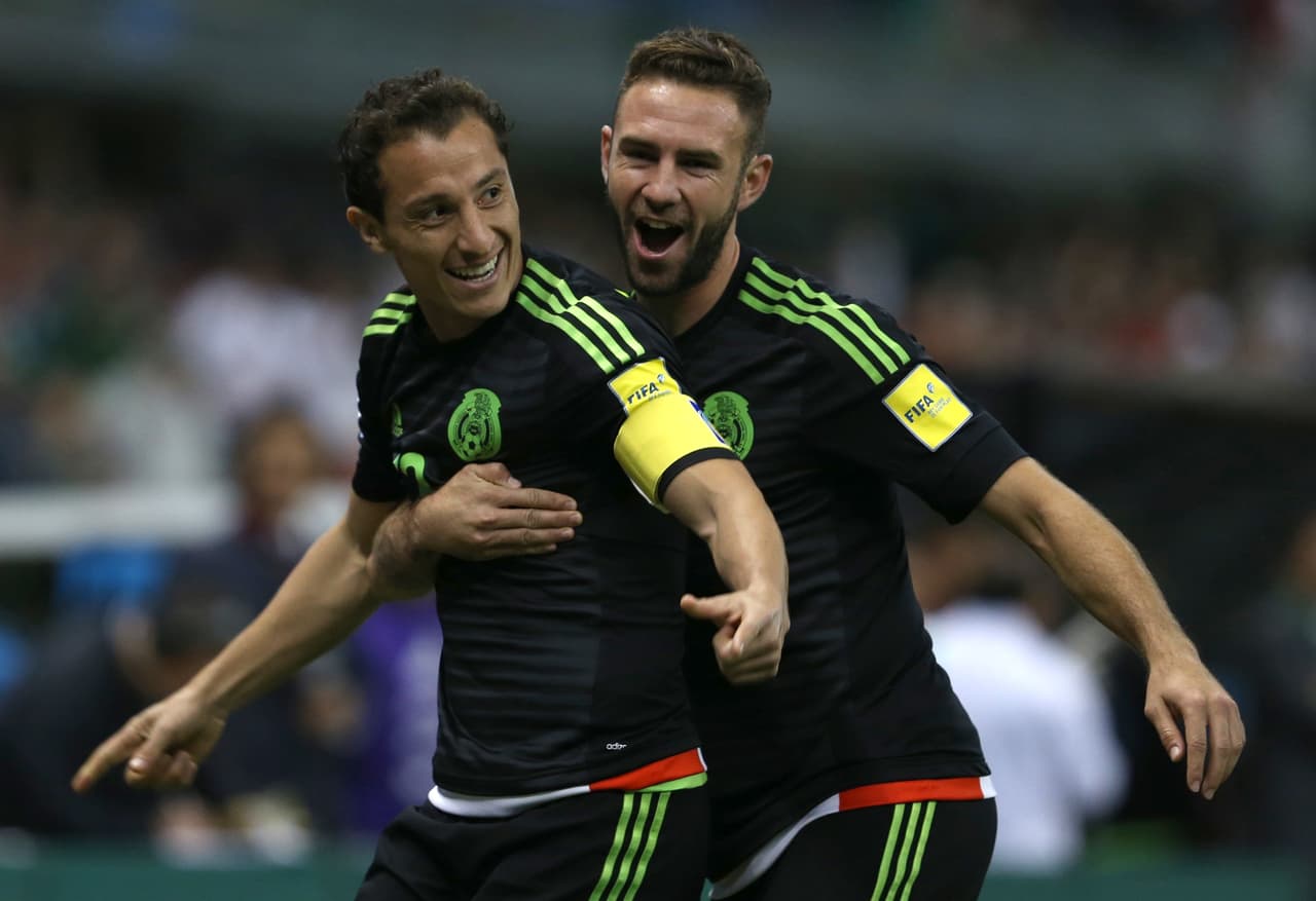 Layún obtuvo su primer título con México en la Copa Oro de 2015, donde participó en los seis partidos del equipo y fue campeón para consolidar un semestre inolvidable.