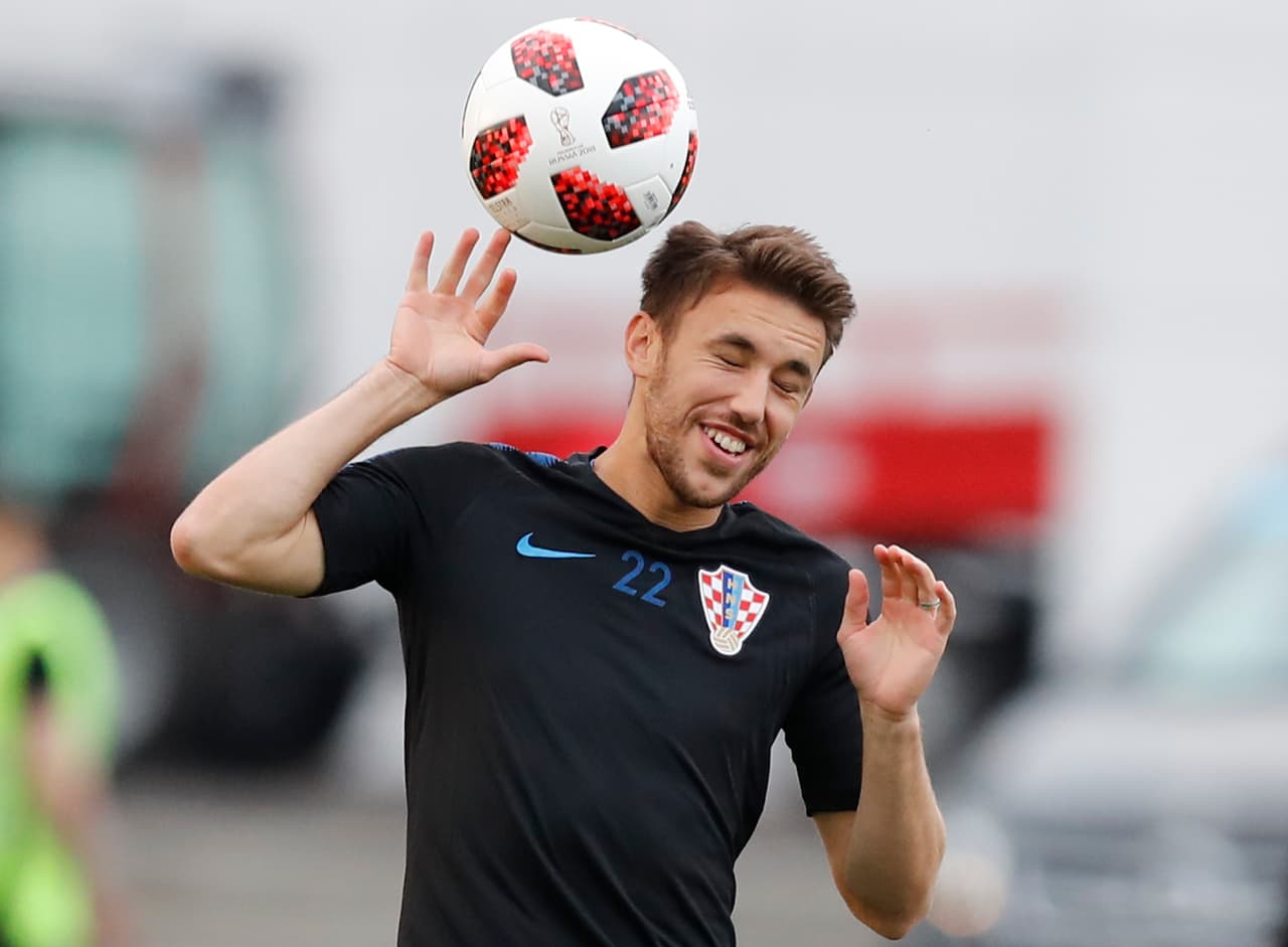 Josip Pivaric, mediocampista del Dínamo de Kiev, estuvo a punto de que lo golpeara el balón, en un momento de relajación durante el entrenamiento. Su trabajo será importante este domingo.