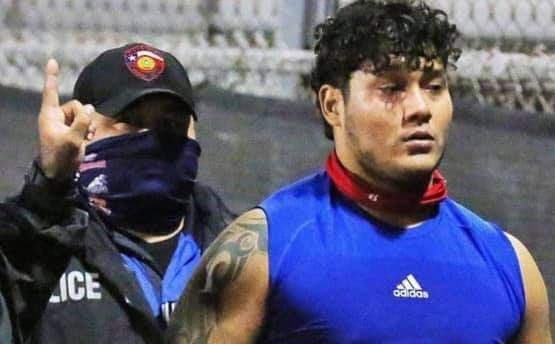 ¡Enloqueció! Jugador de futbol americano golpeó a un árbitro