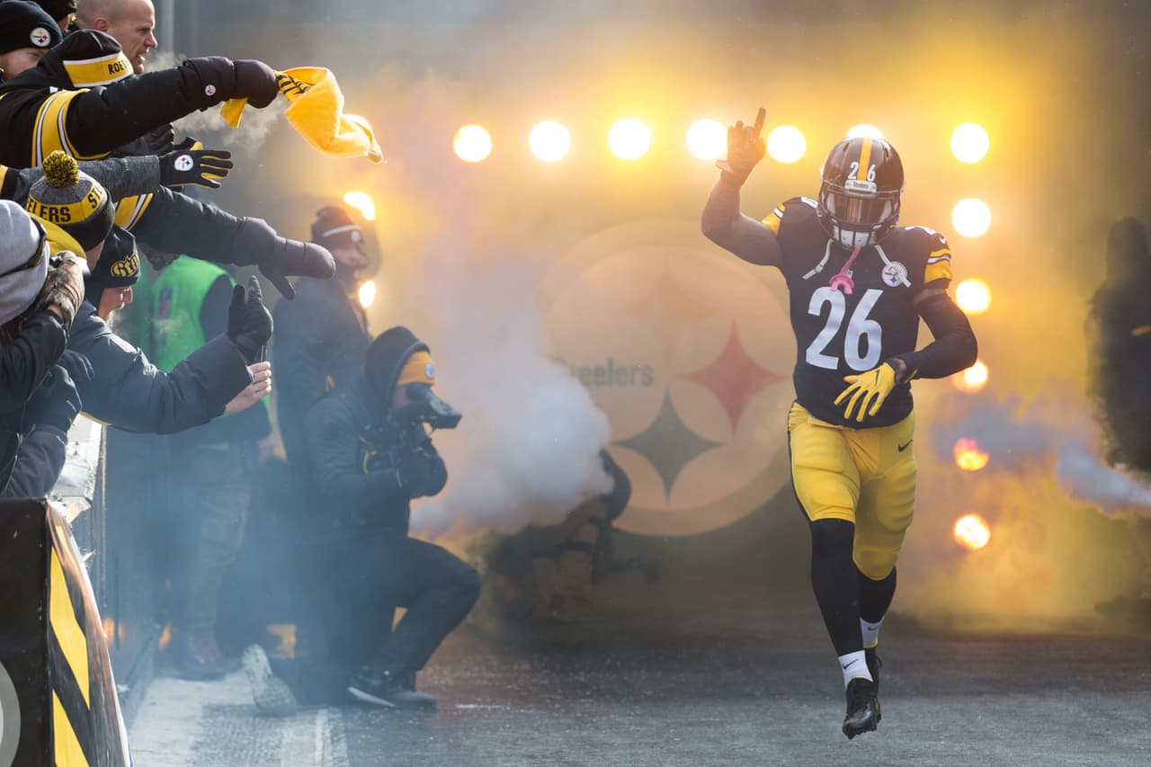 <b>2. LE'VEON BELL | Pittsburgh Steelers</b>
<br>Su rebeldía de no reportar al training camp no impedirá que lidere a la AFC en yardas por tierra. Es un arma fundamental en la ofensiva de los Steelers y si las lesiones lo respetan podría acabar con el título de yardas terrestres.