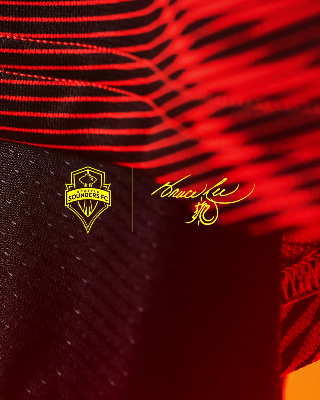 La nueva playera cuenta con una reproducción de la firma de Bruce Lee.