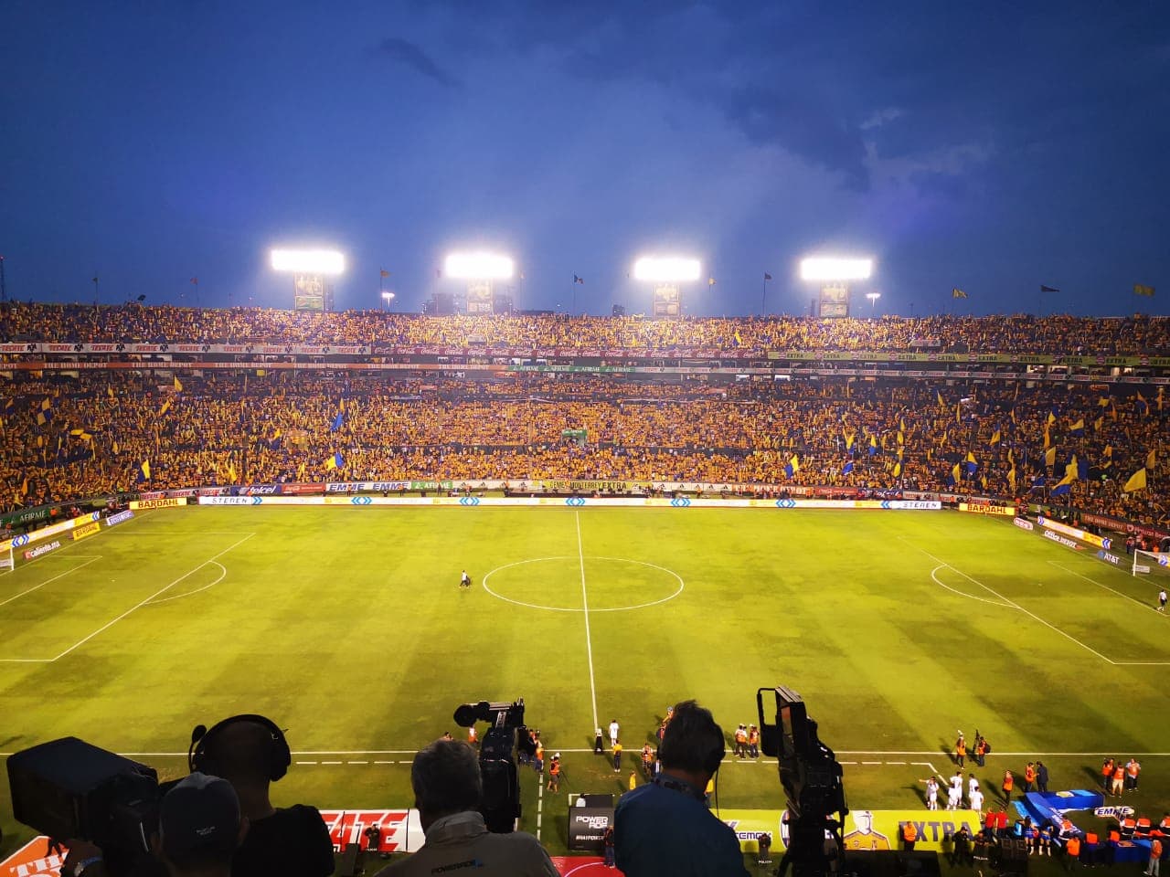 Parte del ambiente previo al arranque del juego de Ida de la Final de la Liga MX en el Estadio Universitario. Una imagen panorámica del marco del duelo entre Tigres y León.