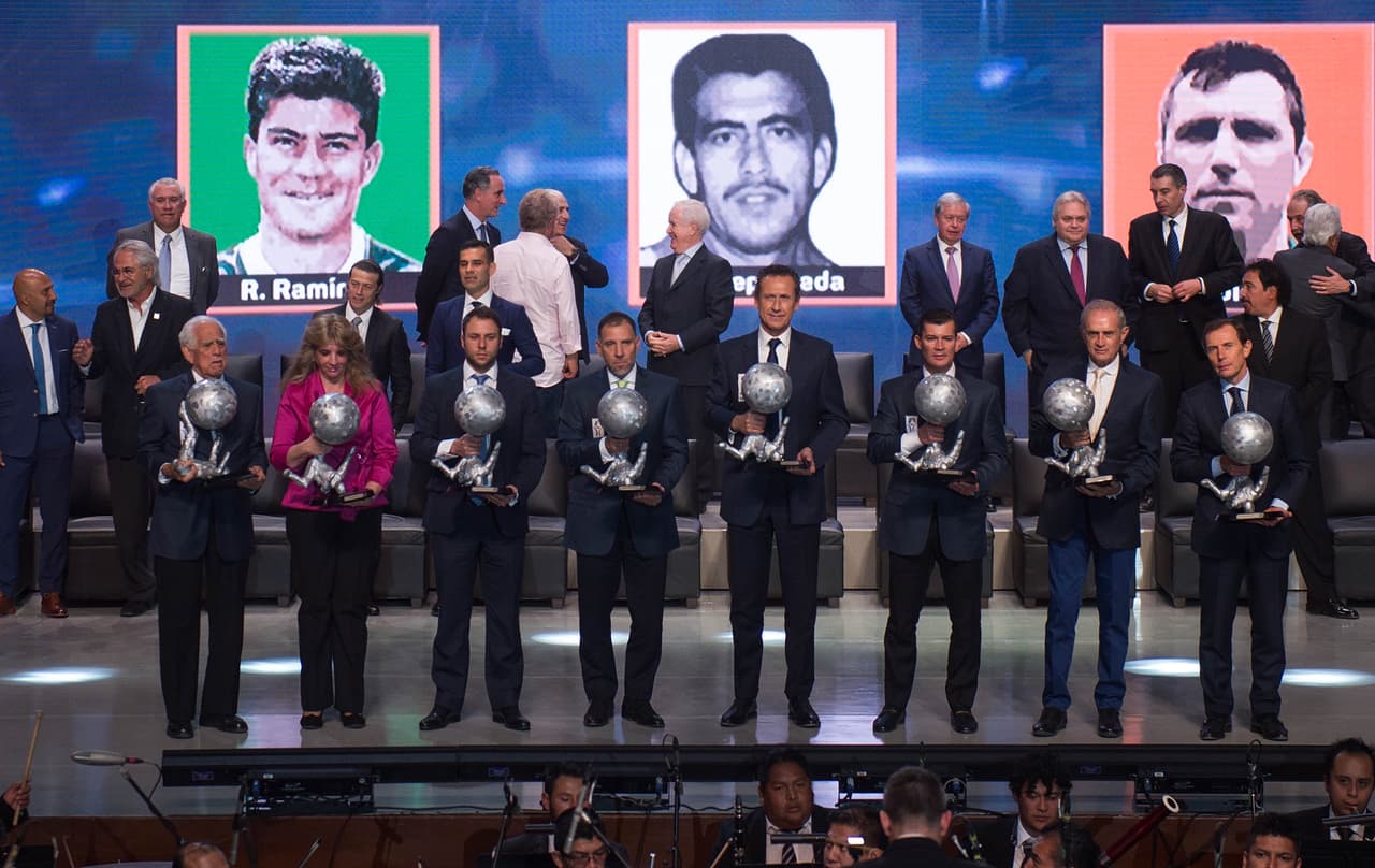 Entre los investidos, estuvieron cinco de las grandes figuras del fútbol para recibir su galardón.