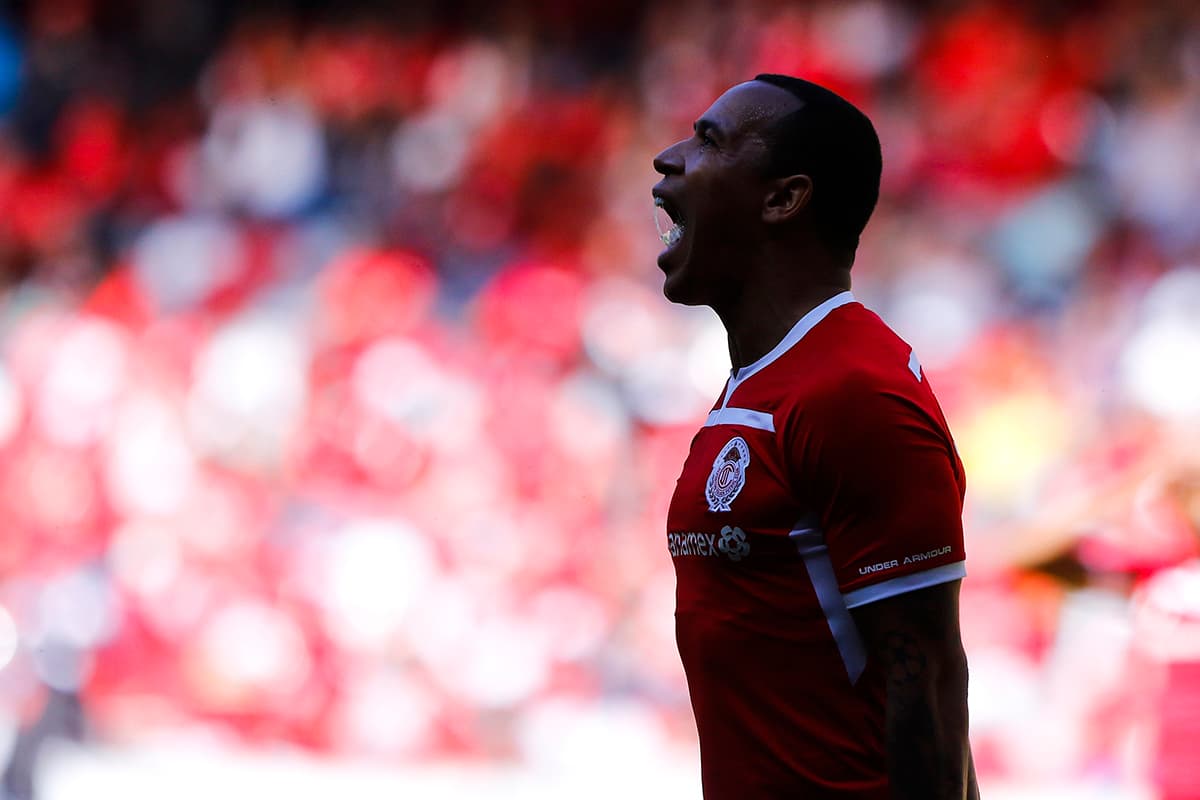 El colombiano Felipe Pardo pudo abrir la cuenta para los 'Diablos Rojos', pero la mala puntería impidió que así fuera.