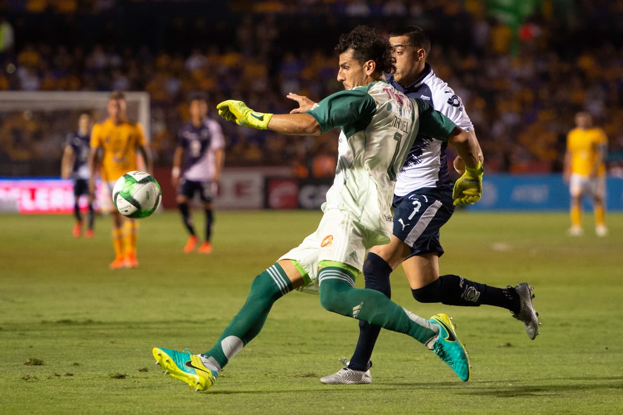 El arquero argentino Nahuel Guzmán (centro) multiplicó su trabajo para defender el empate de Tigres que le daba el paso a su equipo a la Final del Clausura 2019.