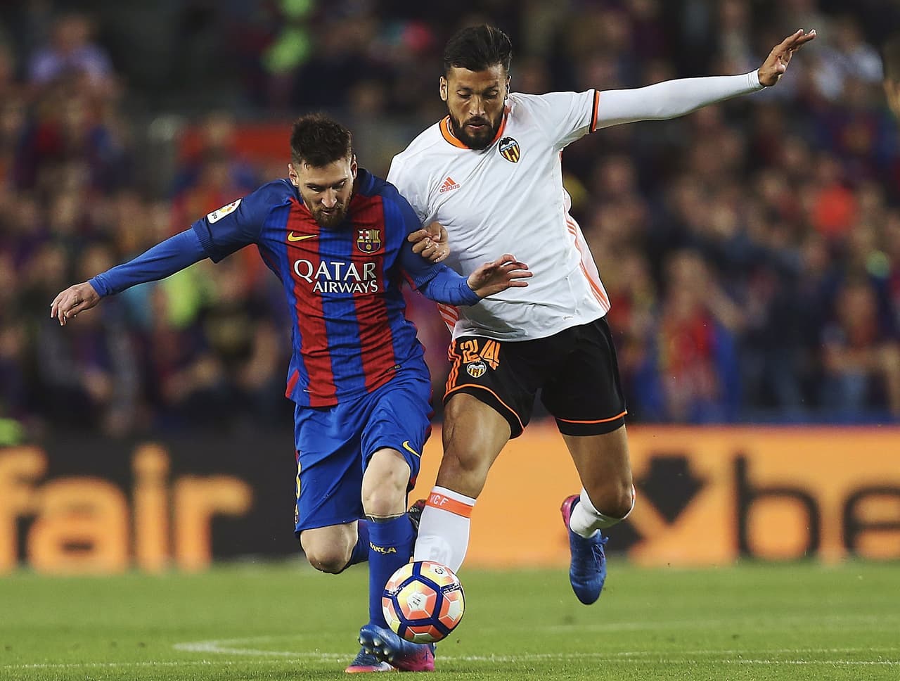 Lionel Messi aún no aparecía mucho en el partido, que mostraba que Valencia cerraba los espacios y complicaba al local.