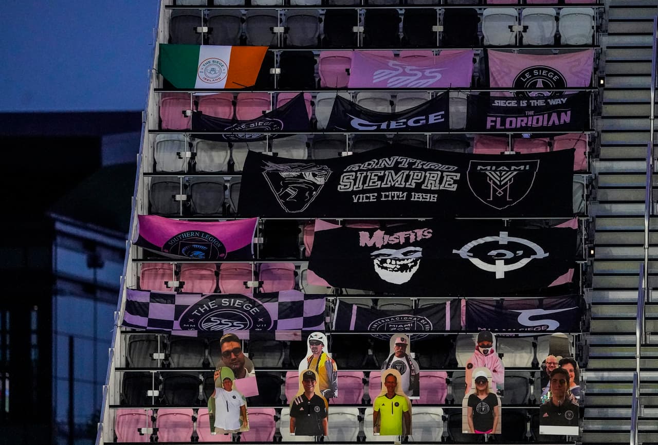 Los organizadores crearon estos carteles con fotos de fanáticos y los colocaron en las sillas de las gradas.
<br>