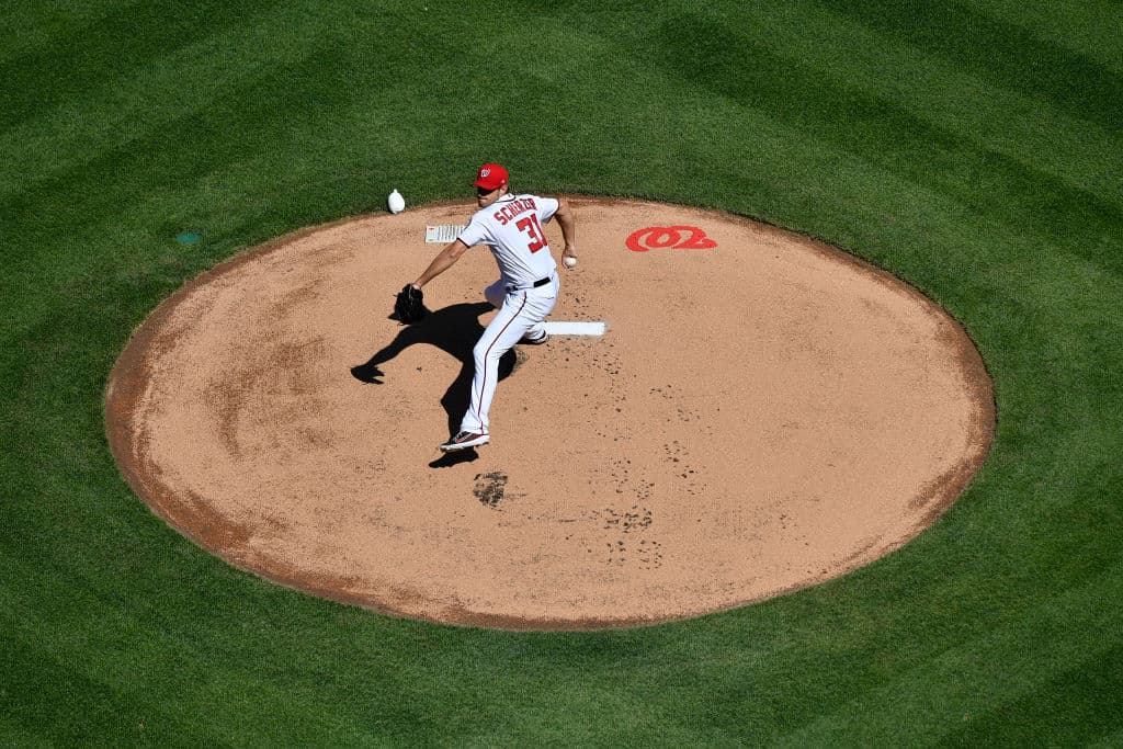 Mientras que por parte de los Nationals, el encargado en la lomita fue Max Scherzer, segundo en la votación en 2018 para el Cy Young y líder en victorias (18) y ponches (300) la campaña pasada