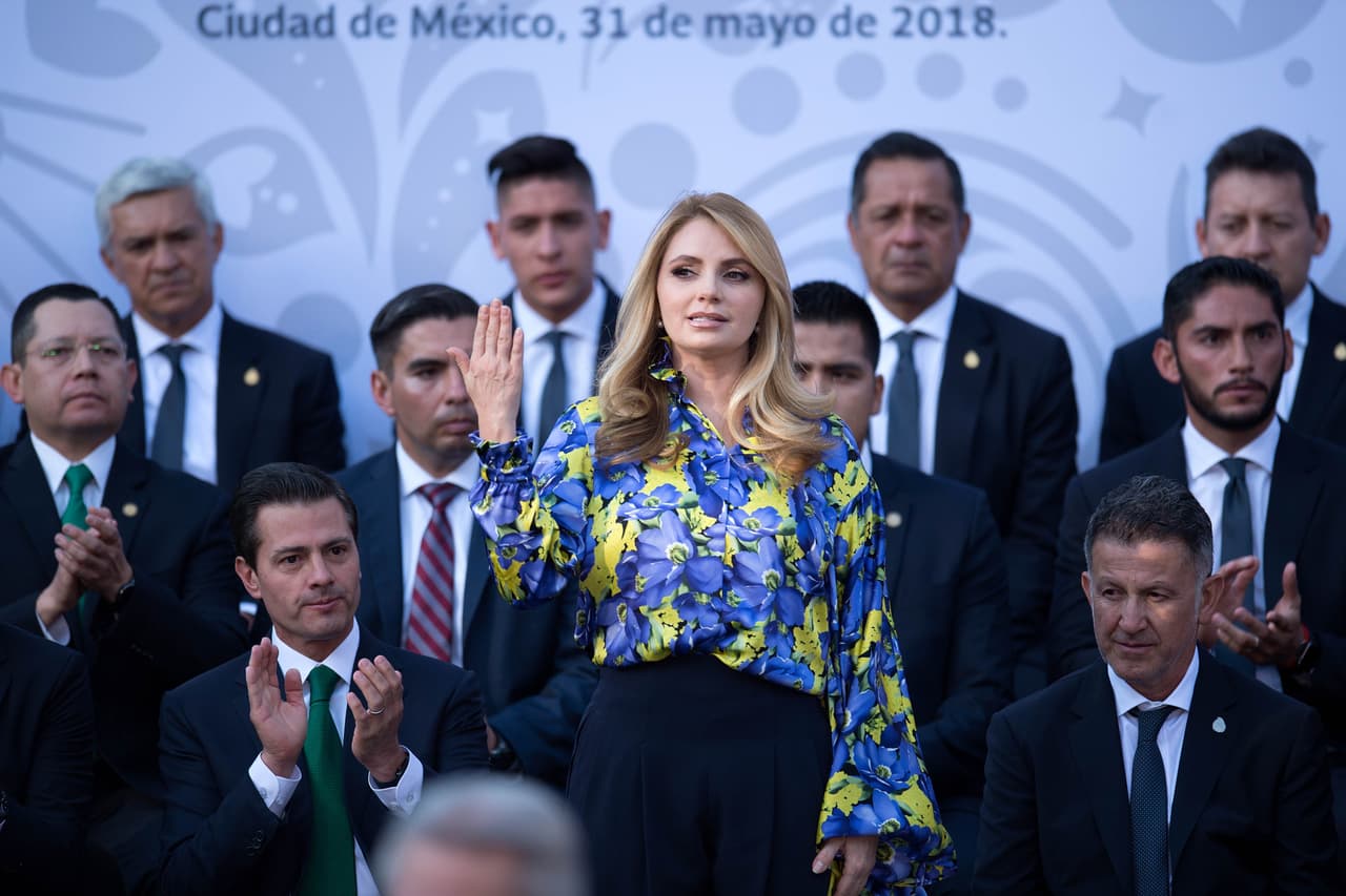 Cuerpo técnico, comandado por Juan Carlos Osorio, y jugadores de la selección mexicana de fútbol asistieron este jueves al abanderamiento a cargo del presidente Enrique Peña Nieto y la primera dama Angélica Rivera en la Residencia Oficial de Los Pinos. La bandera tricolor la recibió Héctor Moreno y las palabras del equipo las entregó Rafa Márquez.