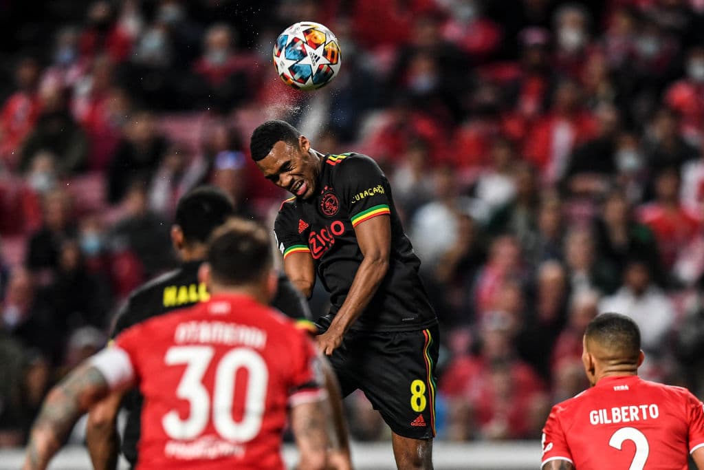 Ajax y Benfica se van con empate tras partidazo en el partido de ida en Octavos de Final en la Champions League. Dusan Tadic y Sebastien Haller anotaron para la escuadra holandesa, mientras que Roman Yaremchuk y también Sebastien Haller sumaron para los locales. Edson Álvarez fue titular durante el encuentro.