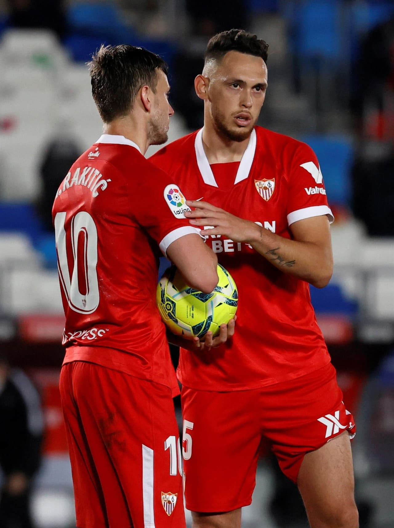 Real Madrid logra el empate de último minuto ante el Sevilla durante la fecha 34 de La Liga. Fernando Reguez e Iván Rakitic le daban la ventaja al equipo andaluz. Marco Asenesio anotó el primer tanto para el equipo merengue, pero fue al minuto 94 que Diego Carlos logró sumar un punto en el Alfredo Di Stéfano.