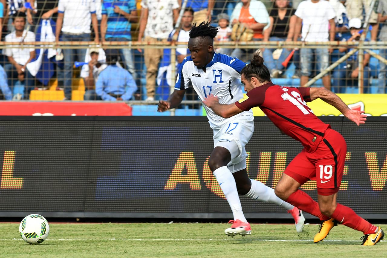 Las acciones continuaron y los locales parecían más afianzados en el terreno de juego.