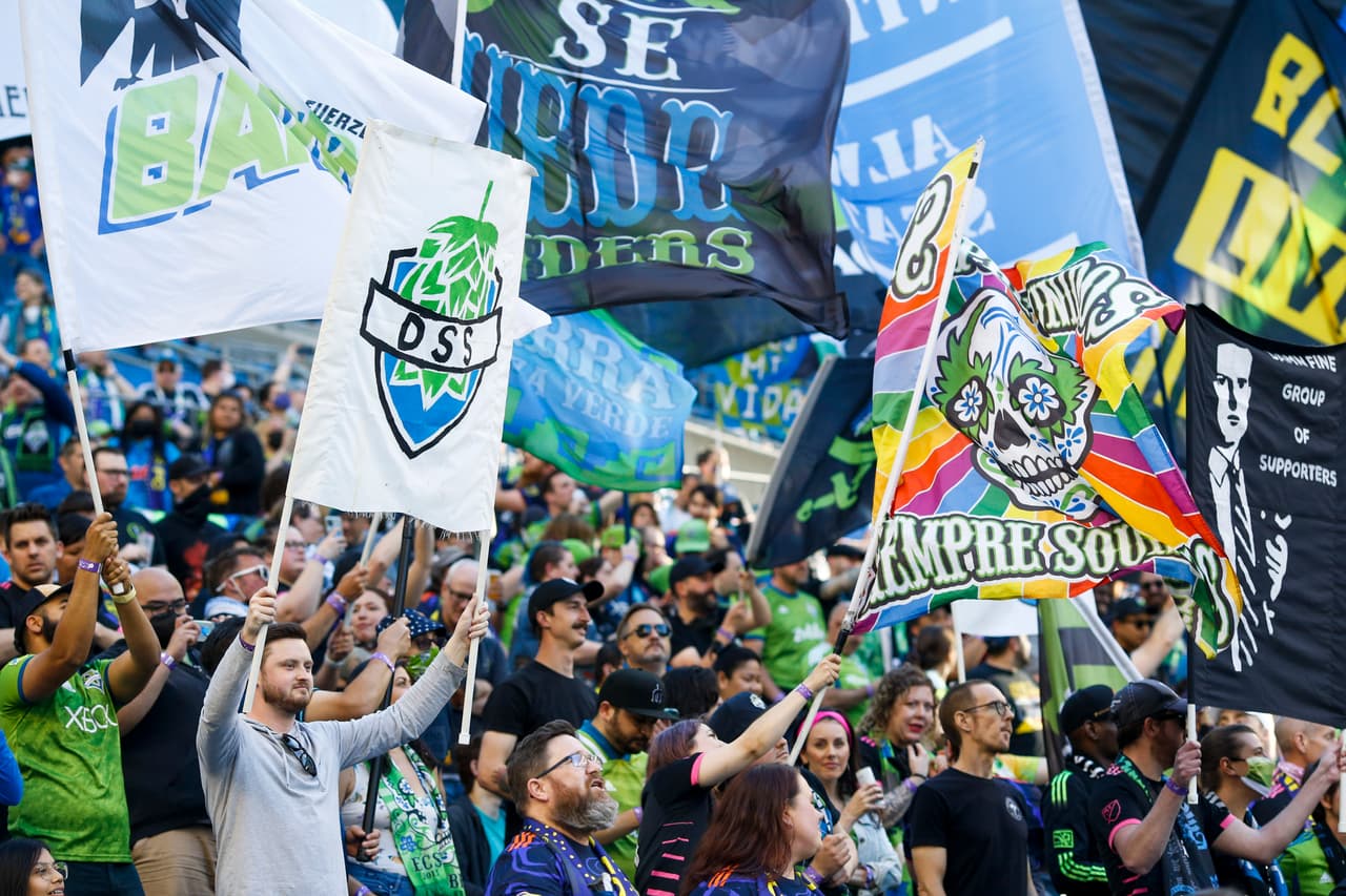 La multitud se fue algo frustrada del estadio.