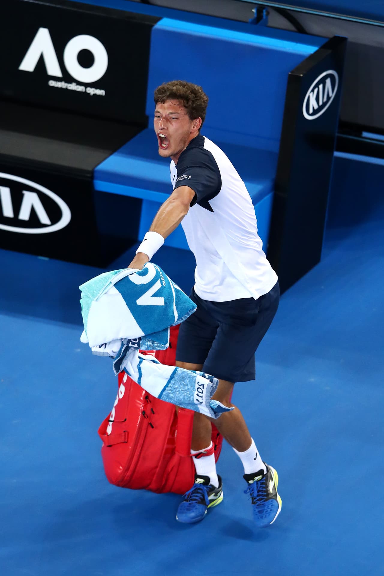 El jugador lo levantó con la intención de dejar salir toda esa energía reprimida luego de un largo y parejo encuentro.