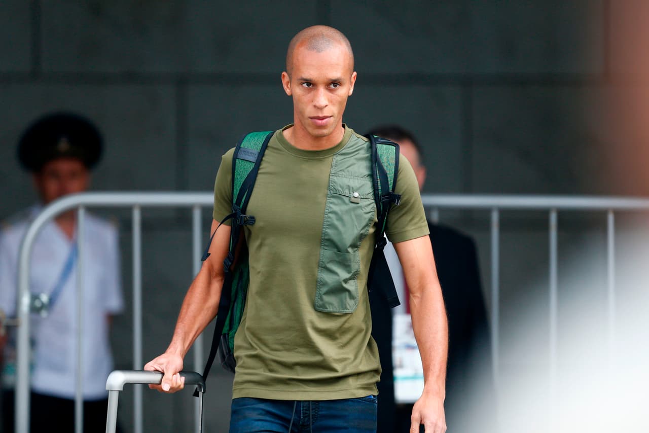 Si bien jugó un buen partido ante Bélgica, no fue suficiente para Miranda que de esta forma salía del hotel.