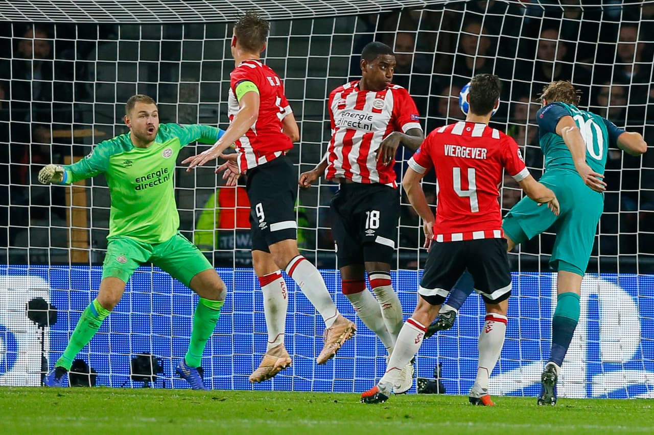 De hecho, con otro centro de Eriksen –esta vez de tiro libre– Kane por poco pone el tercero con este cabezazo al que Zoet respondió bien con su pie sobre la línea.