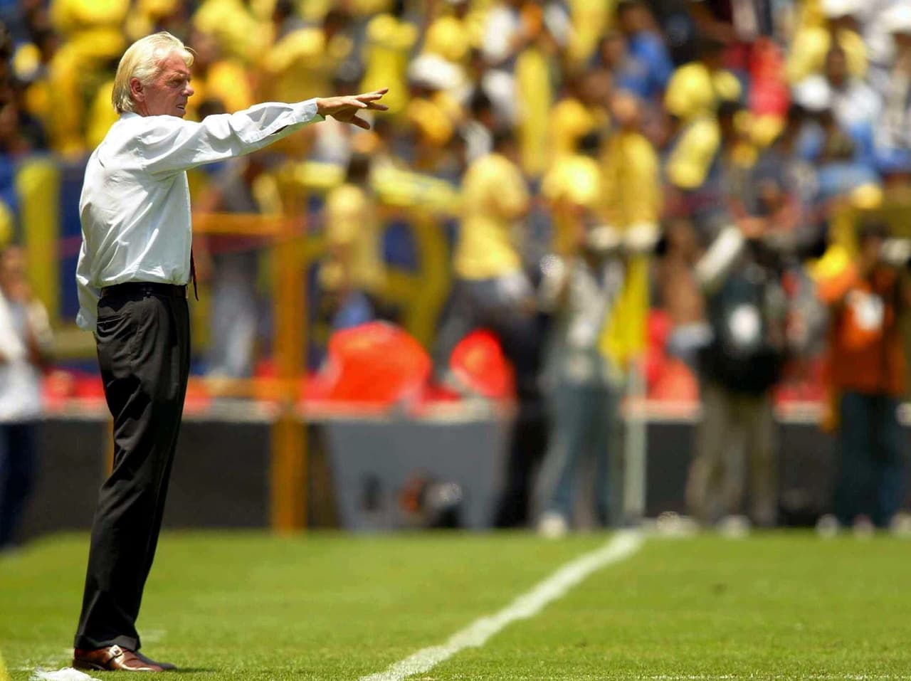 En agosto del 2003, dos viejos rivales se reencuentran, los Pumas de ‘Hugol’ se enfrentaron a las Aguilas de Leo Beenhakker. Los azulcrema pierden 3-4 ante los de la Máxima Casa de Estudios.