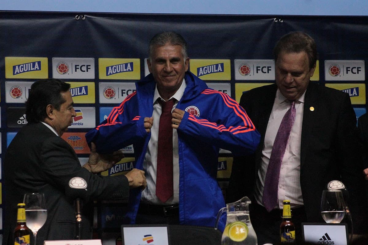 "Seguro que para un jugador con el calibre y la dimensión de James, jugar siempre es lo más importante, pero cuando eres opción para equipos como el Real Madrid, Bayern, Manchester, hay que sacrificarse", comentó Carlos.