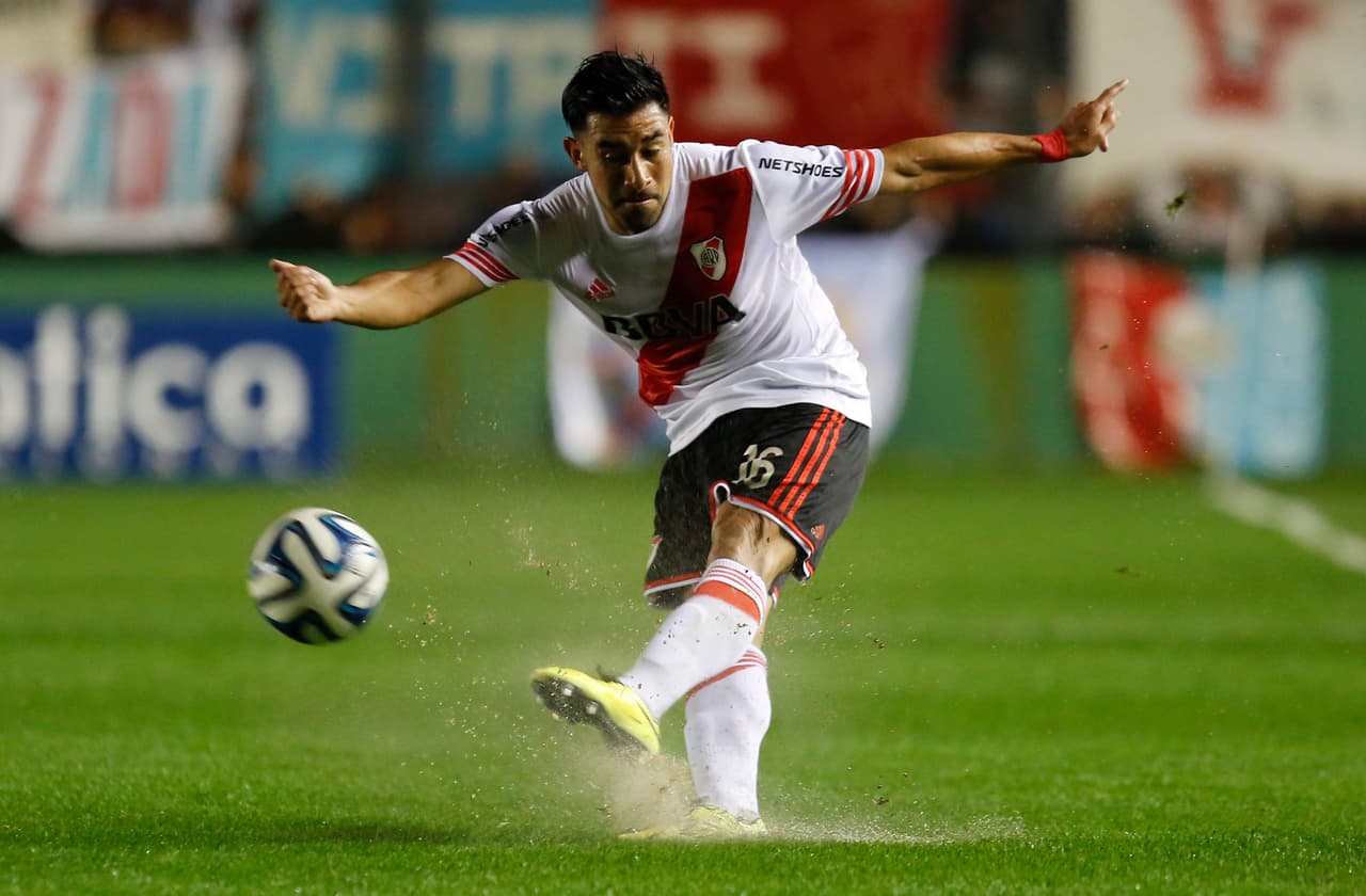 Ariel Rojas: El volante argentino, llega a la Máquina procedente de River Plate donde tuvo un buen paso con el conjunto Millonarios ya que consiguió un título de liga y dos títulos internacionales.