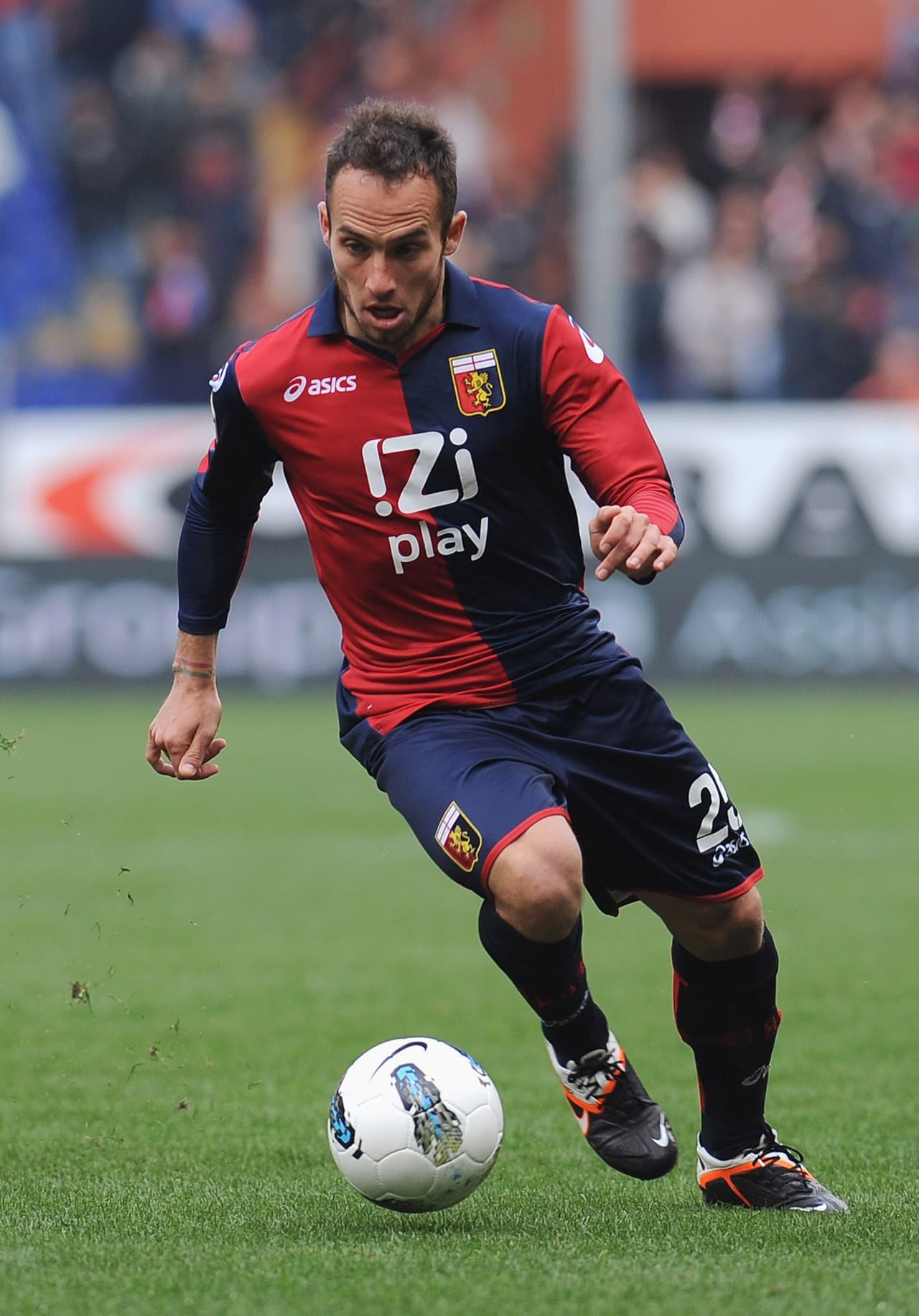 Fernando Belluschi: El argentino llega a reforzar el mediocampo del Cruz Azul, luego de la salida de Mauro Formica, Belluschi llega procedente del Bursaspor de Turquía, donde no brilló, anteriormente jugó con Genoa, el Oporto y el Olympiacos, con ambos equipos brilló al conseguir varios títulos con los portugueses y griegos.