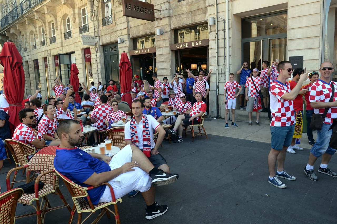 Las camisetas cuadradas de los croatas también relucían en Bordeaux.