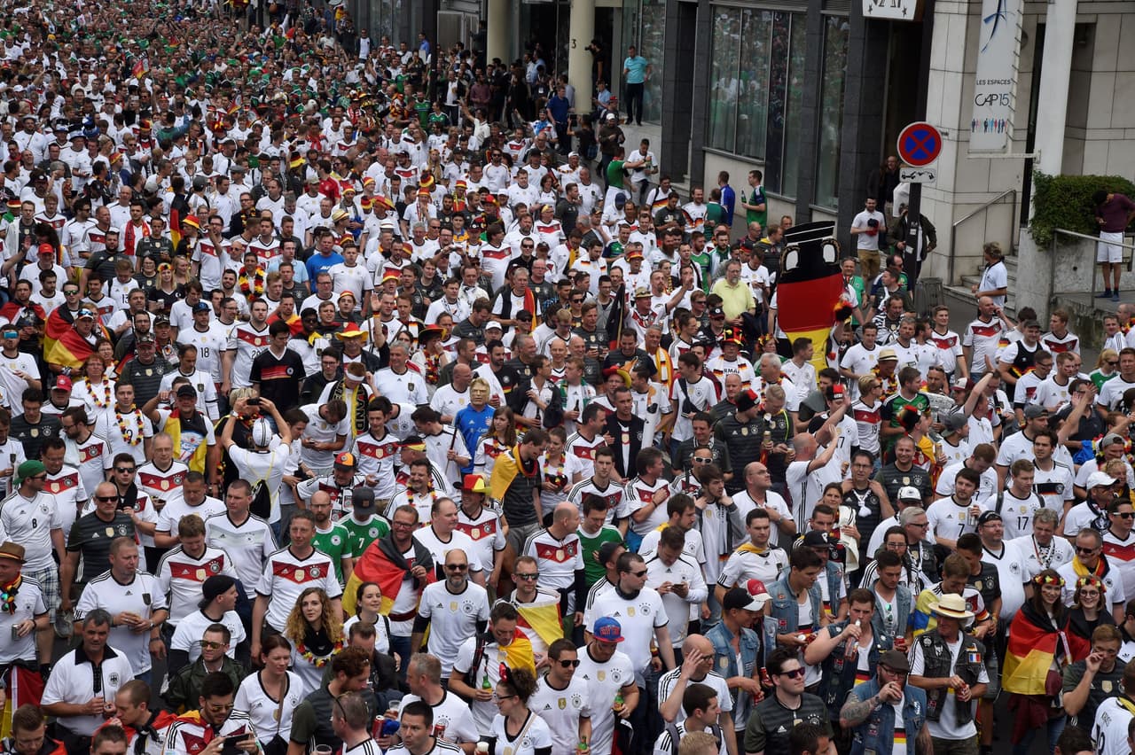 Alemanes e Irlandeses rumbo al Parque de los Príncipes en París.