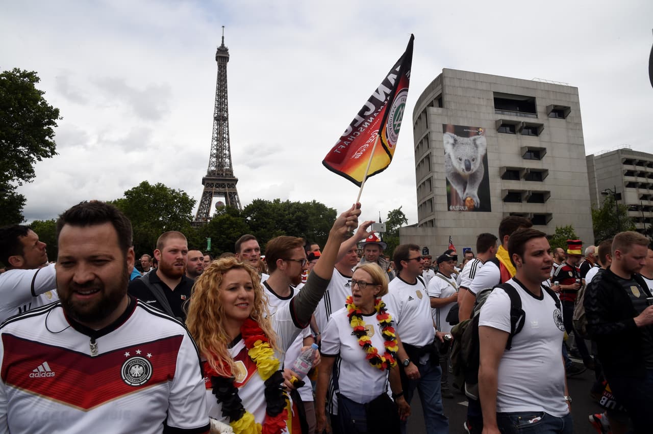 Con la Torre Eiffel como marco en la caminata de los aficionados.