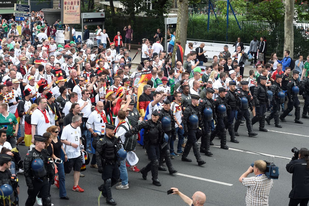 Los aficionados iban escoltados por la seguridad gala.