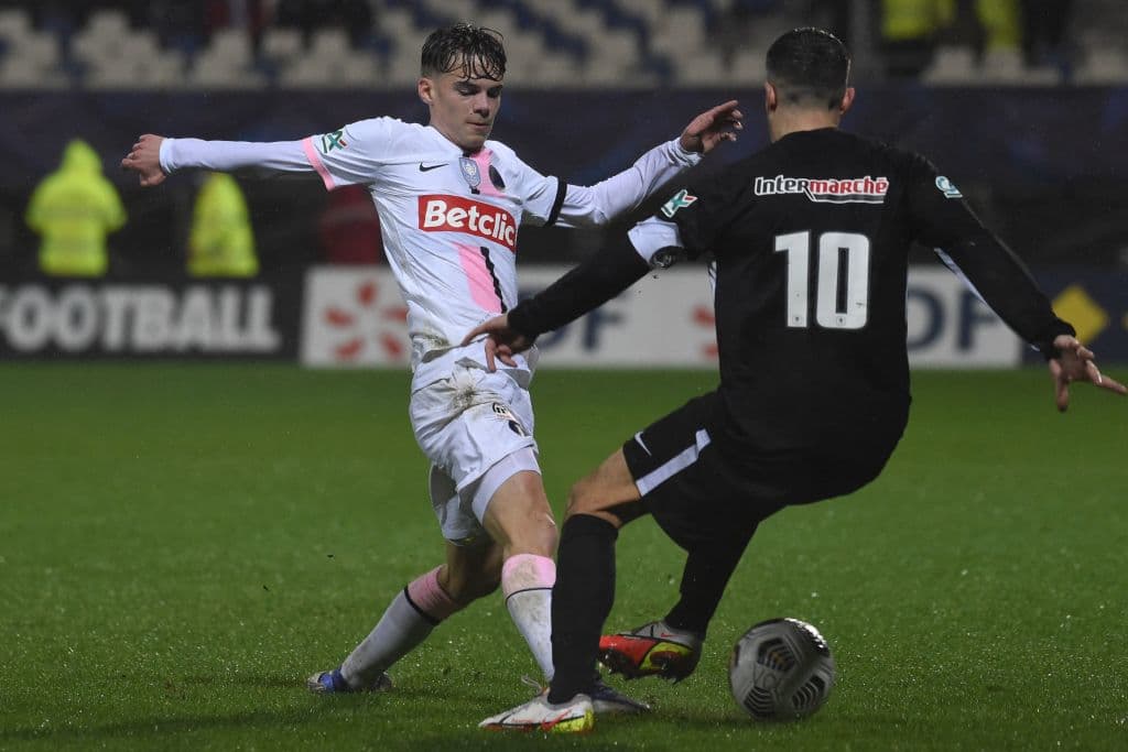 Paris Saint-Germain aplasta al Vannes Olympique Club con marcador de 4-0 durante la eliminatoria en la Copa de Francia. Presnel Kimpembe abrió el marcador al 28', pero fue Kylian Mbappé quien se lució con hat-trick (59', 71' y 76'), durante el partido. Lionel Messi no participó por dar positivo a COVID-19.