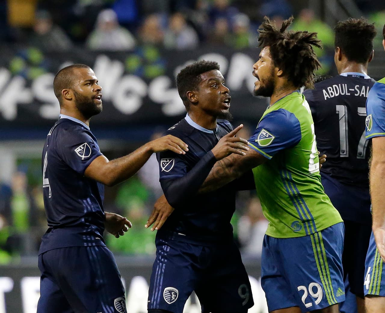 El panameño Román Torres puso todo su temperamento al servicio del equipo de Seattle, en un partido que se puso cada vez más intenso.
