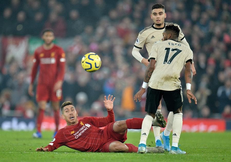 Liverpool se lleva el derbi de Inglaterra con goles de Virgil Van Dijk (14') y Mohamed Salah (93') ante el Manchester United. Liverpool sigue invicto y ya suma 39 partidos sin una derrota.