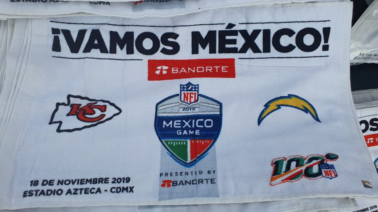 Predominan los colores rojo y azul en las inmediaciones del Estadio Azteca.