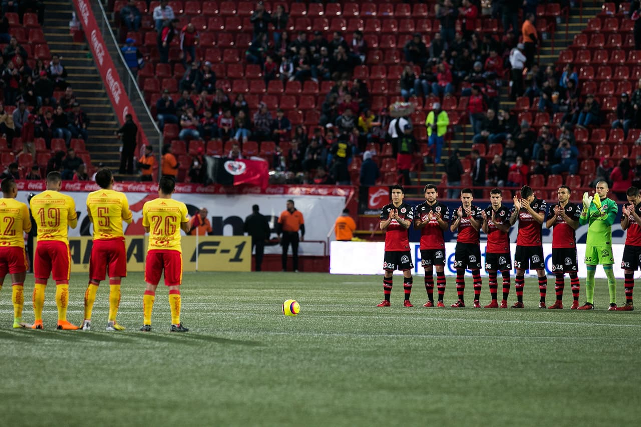 Antes de arrancar el duelo en el estadio Caliente, se guardó un minuto de silencio por el fallecimiento de Ezequiel Orozco.
<br>