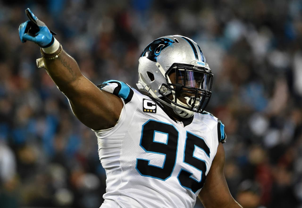 El liniero defensivo Charles Johnson se quedará con Carolina Panthers