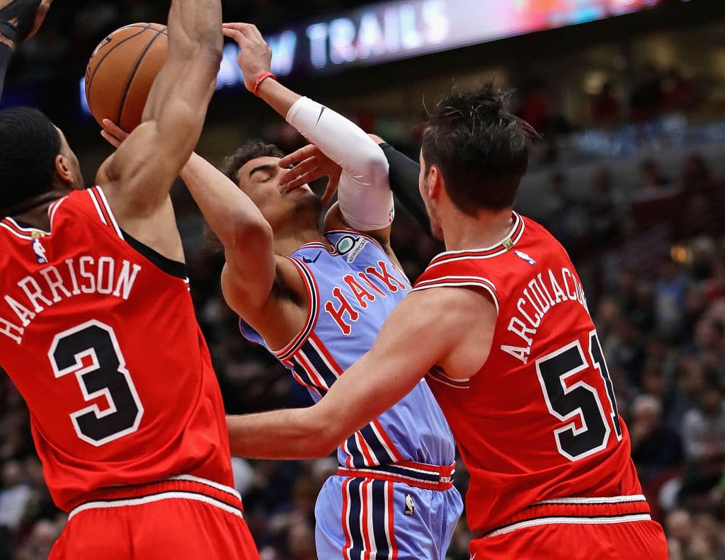 <b>ATLANTA 123-118 CHICAGO</b>. En un agitado y ríspido partido, entre dos de los peores equipos de la Conferencia Este, los Hawks (22-42) sacaron la mejor parte de un acalorado duelo ante los Bulls (18-46) en United Center.