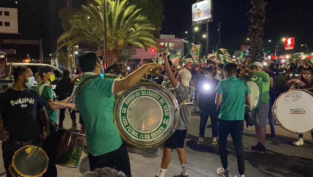 Los equipos llegan al estadio y son recibidos por miles de aficionados de la fiera, que quieren ver a su equipo levantar la novena copa de Liga MX.