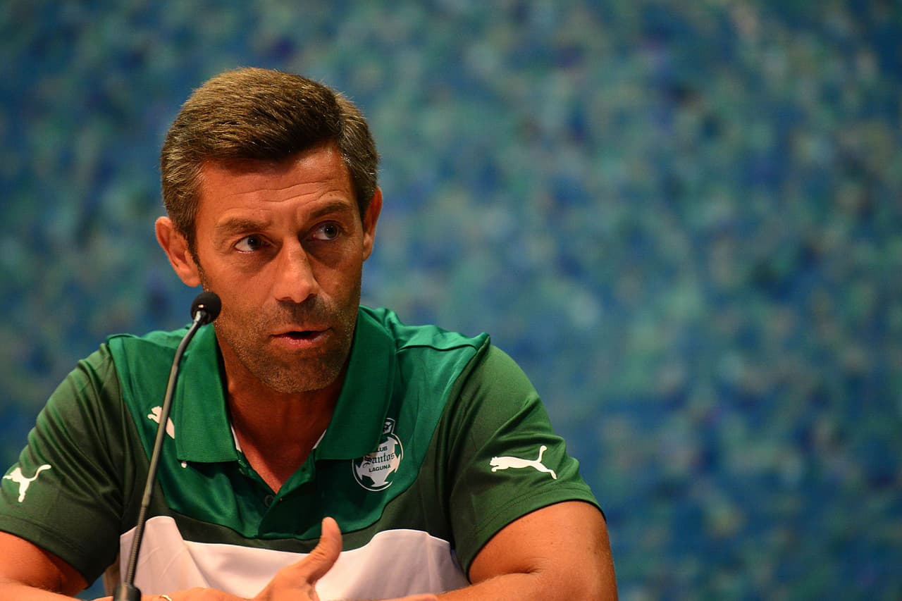 Pedro Caixinha dio conferencia para anunciar su salida del Club Santos.