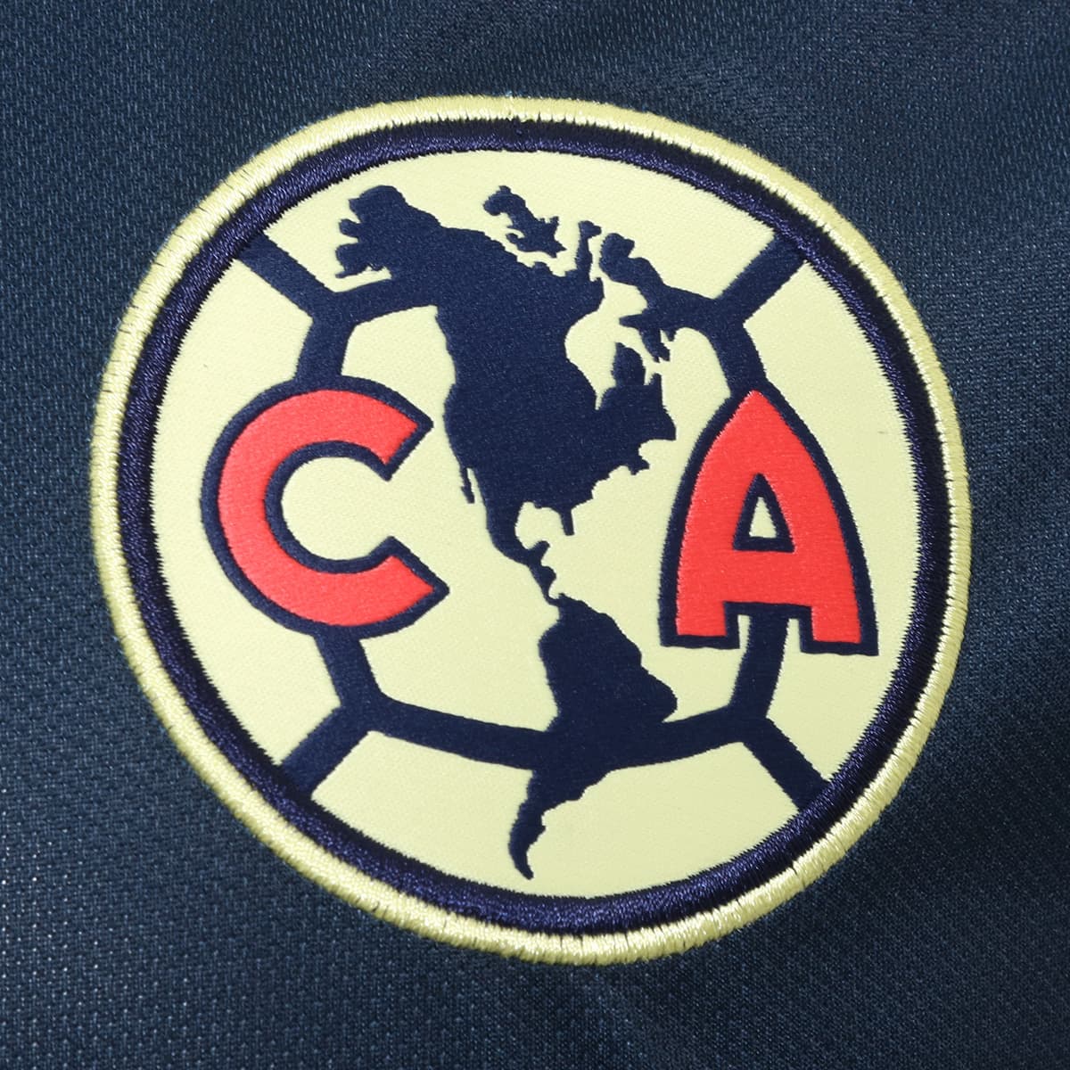 Después de varios rumores y filtraciones, por fin se dio a conocer la primera de las playeras del América para la próxima temporada. Como en el antepasado curso, los patrones de plumas de Águila vuelven en este jersey de visitante con los colores característicos del club.