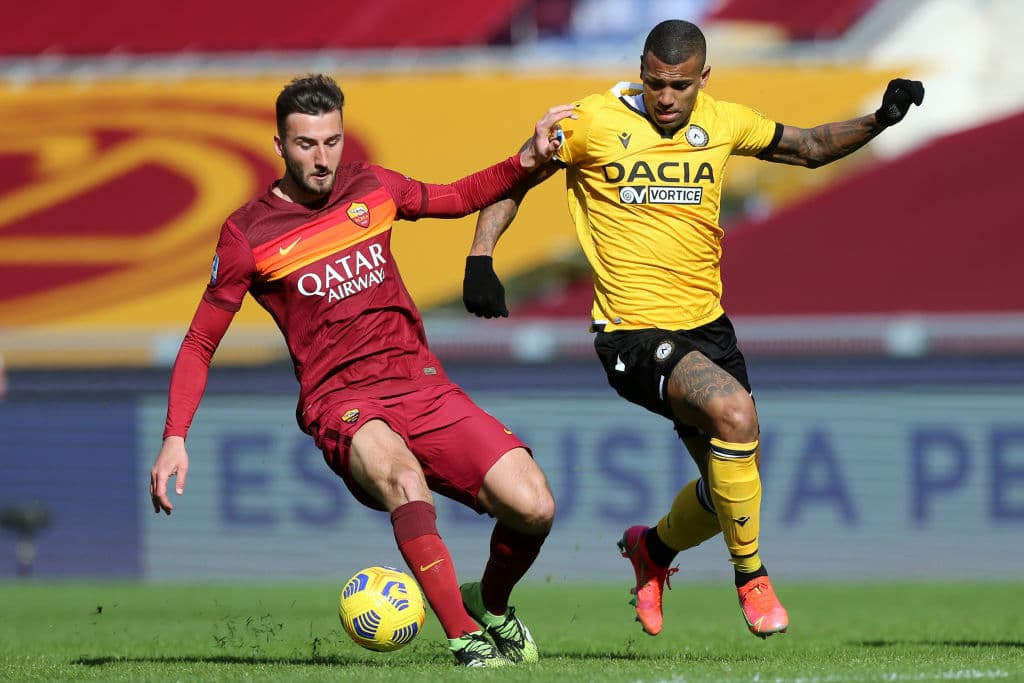 Roma golea al Udinese 3-0, donde el jugador francés Jordan Veretout hizo doblete, mientras Pedro, ya en el 93, hizo el tercer gol que le dio la superioridad a 'La Loba' y ayuda a subir posición en la Serie A