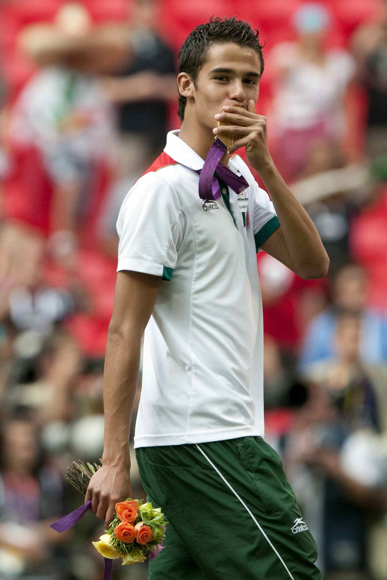 Diego Reyes juega como defensa central y su actual equipo es el Fenerbahçe de la Superliga de Turquía.