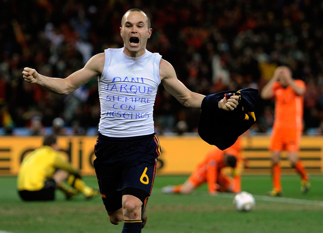 La celebración de Iniesta sirvió para homenajear a Dani Jarque, jugador fallecido en cancha por un mal de salud. Esta imagen le dio la vuelta al mundo.